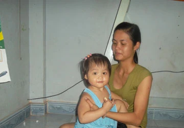 Con công nhân mòn mỏi chờ nhà trẻ ảnh 1