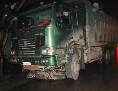 Người phụ nữ tử vong vì bị xe tải tông, kéo lê dưới gầm 40m ảnh 1