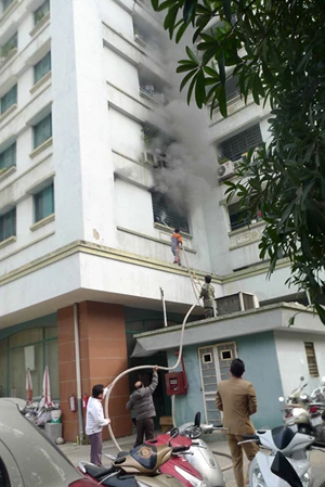 Cháy căn hộ, chủ nhà ngất xỉu vì ngạt khói ảnh 2