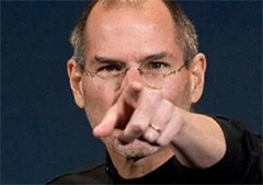 "Steve Jobs là về cơ bản lập dị và là một sản phẩm lỗi của con người". "Bill về cơ bản không giàu trí tưởng tượng và chưa bao giờ phát minh thứ gì cả, vì thế tôi nghĩ giờ ông ấy thấy thoải mái với công tác từ thiện hơn là tiếp tục hoạt động trong lĩnh vực công nghệ". "Steve thực sự chẳng biết nhiều về công nghệ, nhưng lại có bản năng đáng kinh ngạc về những thứ có thể hoạt động hiệu quả". "Bill Gates bòn rút ý tưởng của người khác một cách trơ trẽn". "Ngài nghĩ Jobs có gì trong đó? Tôi biết công nghệ của ông ta, chẳng có gì ngoài UNIX được tô vẽ lại và ngài sẽ không thể khiến nó hoạt động trên hệ thống của ngài. Chẳng lẽ ngài không hiểu Jobs không biết gì về công nghệ? Ông ta đơn giản chỉ là một tay bán hàng siêu hạng. Không thể tin ngài lại đưa ra một quyết định ngớ ngẩn đến thế. Ông ta chẳng biết gì về kỹ thuật, 99% những gì ông ta nghĩ và nói đều sai cả. Ngài mua đống rác đó làm gì vậy?" (Gates nói với Gil Amelio thuộc ban lãnh đạo Apple khi hãng này định mua NeXT). "Bill Gates thích hình dung về ông ta như một con người của sản phẩm, nhưng không phải thế. Ông ta đích thực là một doanh nhân. Với ông ta, chiến thắng trên thương trường quan trọng hơn là tạo ra những sản phẩm tuyệt vời. Ông ta trở thành người giàu nhất thế giới và nếu đó là mục tiêu của ông ta thì ông ta đã đạt được rồi. Nhưng đó không bao giờ là mục tiêu của tôi. Tôi ngưỡng mộ ông ta vì công ty mà ông ta xây dựng, thật ấn tượng và tôi thích làm việc với ông ấy. Ông ấy thông minh và thực sự có khiếu hài hước". "Khả năng của Steve Jobs trong việc chỉ tập trung vào một số điều quan trọng, tạo giao diện người dùng phù hợp và tiếp thị sản phẩm như những thứ mang tính cách mạng quả là đáng kinh ngạc". "Vấn đề duy nhất với Microsoft là họ hoàn toàn không có chút khiếu thẩm mỹ nào. Tôi không nói đến những chuyện nhỏ nhặt mà nhìn tổng thể, như cách họ không nghĩ về những ý tưởng nguyên thủy và không đưa nhiều nét văn hóa vào trong sản phẩm". "Phương pháp tích hợp tỏ ra có hiệu quả khi Steve còn chèo lái. Nhưng không có nghĩa họ sẽ thắng nhiều vòng đấu trong tương lai", Gates nói về mô hình đóng của Apple. "Tất nhiên, phương pháp phân mảnh cũng hoạt động ổn, nhưng điều đó không tạo ra sản phẩm vĩ đại, mà chỉ là những sản phẩm kém hấp dẫn", Jobs phản bác về mô hình mở của Microsoft. "Tôi sẽ cho đi rất nhiều để có được sự tinh tế như của Jobs. Ông ấy làm mọi thứ khác biệt và tôi nghĩ điều đó thật kỳ diệu". "Steve Jobs là về cơ bản lập dị và là một sản phẩm lỗi của con người". "Bill về cơ bản không giàu trí tưởng tượng và chưa bao giờ phát minh thứ gì cả, vì thế tôi nghĩ giờ ông ấy thấy thoải mái với công tác từ thiện hơn là tiếp tục hoạt động trong lĩnh vực công nghệ". "Steve thực sự chẳng biết nhiều về công nghệ, nhưng lại có bản năng đáng kinh ngạc về những thứ có thể hoạt động hiệu quả". "Bill Gates bòn rút ý tưởng của người khác một cách trơ trẽn". "Ngài nghĩ Jobs có gì trong đó? Tôi biết công nghệ của ông ta, chẳng có gì ngoài UNIX được tô vẽ lại và ngài sẽ không thể khiến nó hoạt động trên hệ thống của ngài. Chẳng lẽ ngài không hiểu Jobs không biết gì về công nghệ? Ông ta đơn giản chỉ là một tay bán hàng siêu hạng. Không thể tin ngài lại đưa ra một quyết định ngớ ngẩn đến thế. Ông ta chẳng biết gì về kỹ thuật, 99% những gì ông ta nghĩ và nói đều sai cả. Ngài mua đống rác đó làm gì vậy?" (Gates nói với Gil Amelio thuộc ban lãnh đạo Apple khi hãng này định mua NeXT). "Bill Gates thích hình dung về ông ta như một con người của sản phẩm, nhưng không phải thế. Ông ta đích thực là một doanh nhân. Với ông ta, chiến thắng trên thương trường quan trọng hơn là tạo ra những sản phẩm tuyệt vời. Ông ta trở thành người giàu nhất thế giới và nếu đó là mục tiêu của ông ta thì ông ta đã đạt được rồi. Nhưng đó không bao giờ là mục tiêu của tôi. Tôi ngưỡng mộ ông ta vì công ty mà ông ta xây dựng, thật ấn tượng và tôi thích làm việc với ông ấy. Ông ấy thông minh và thực sự có khiếu hài hước". "Khả năng của Steve Jobs trong việc chỉ tập trung vào một số điều quan trọng, tạo giao diện người dùng phù hợp và tiếp thị sản phẩm như những thứ mang tính cách mạng quả là đáng kinh ngạc". "Vấn đề duy nhất với Microsoft là họ hoàn toàn không có chút khiếu thẩm mỹ nào. Tôi không nói đến những chuyện nhỏ nhặt mà nhìn tổng thể, như cách họ không nghĩ về những ý tưởng nguyên thủy và không đưa nhiều nét văn hóa vào trong sản phẩm". "Phương pháp tích hợp tỏ ra có hiệu quả khi Steve còn chèo lái. Nhưng không có nghĩa họ sẽ thắng nhiều vòng đấu trong tương lai", Gates nói về mô hình đóng của Apple. "Tất nhiên, phương pháp phân mảnh cũng hoạt động ổn, nhưng điều đó không tạo ra sản phẩm vĩ đại, mà chỉ là những sản phẩm kém hấp dẫn", Jobs phản bác về mô hình mở của Microsoft. "Tôi sẽ cho đi rất nhiều để có được sự tinh tế như của Jobs. Ông ấy làm mọi thứ khác biệt và tôi nghĩ điều đó thật kỳ diệu".
