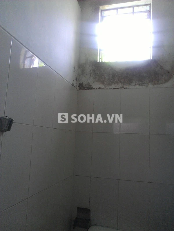 Vụ lén đặt camera trong nhà vệ sinh nữ: Thủ phạm khai do ... để quên ảnh 1