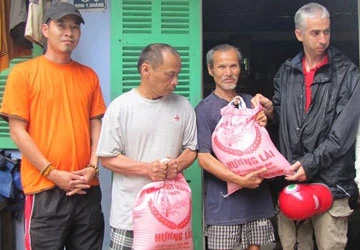 Góp từng nắm gạo giúp người nghèo ảnh 1