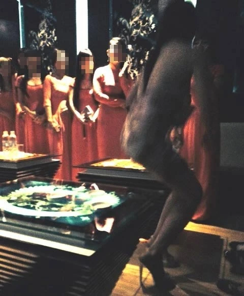 Theo chân khách Nhật "thác loạn karaoke" giữa Sài Gòn ảnh 2