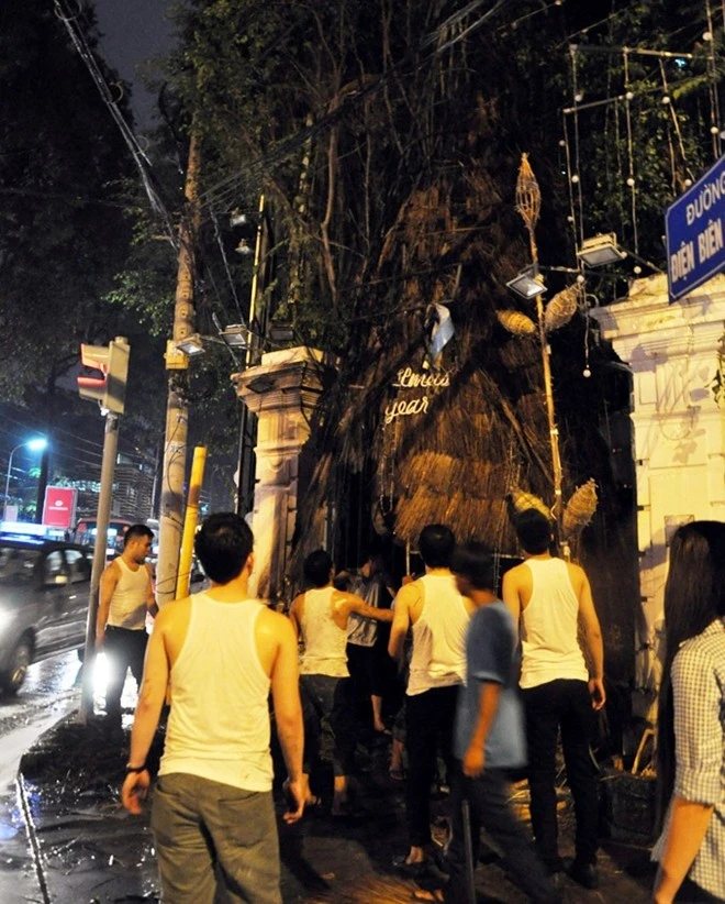 Cây thông Noel phát cháy giữa Sài Gòn, nhiều người hốt hoảng ảnh 2 Cây thông Noel phát cháy giữa Sài Gòn, nhiều người hốt hoảng ảnh 2