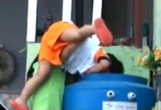 Bắt 2 bảo mẫu hành hạ dã man trẻ mầm non ở Sài Gòn ảnh 1