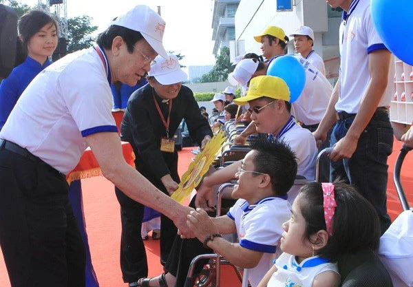 Chủ tịch nước tham gia chương trình đi bộ vì người khuyết tật ảnh 1