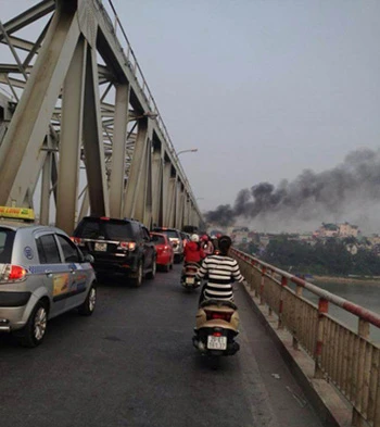 Ô tô 4 chỗ bốc cháy ngùn ngụt trên cầu Chương Dương ảnh 4