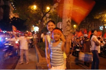 Cổ động viên "đi bão" sau chiến thắng của tuyển Việt Nam ảnh 14