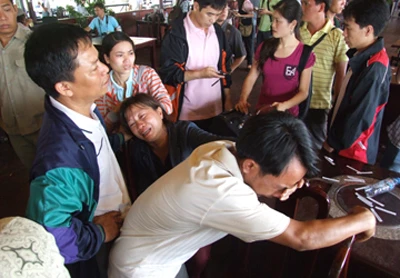 Hình ảnh cứu hộ trục vớt tàu Dìn Ký chìm trên sông Sài Gòn ngày 21-5-2011 ảnh 4