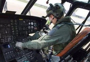 Hoàng tử Anh trở thành trung úy phi công ảnh 1