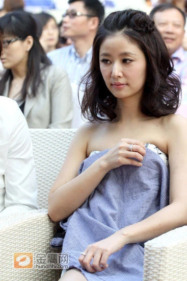 Lâm Tâm Như hồn nhiên chỉnh áo lót ảnh 5