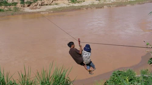 Đu mình trên dây thép để qua sông đến trường ảnh 3