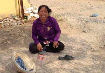 Bán vé số khổ trăm bề ảnh 1