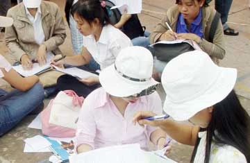 Nhiều ý kiến cho rằng cần có chính sách tạo việc làm cho những HSSV đã vay vốn để họ có điều kiện trả nợ. Trong ảnh: Sinh viên tìm việc làm tại một hội chợ. Ảnh minh họa: HTD