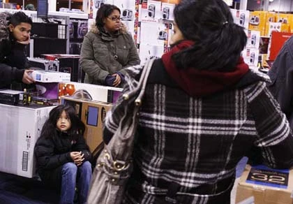 Dân Mỹ đổ xô đi mua TV nhân dịp khuyến mại ảnh 21