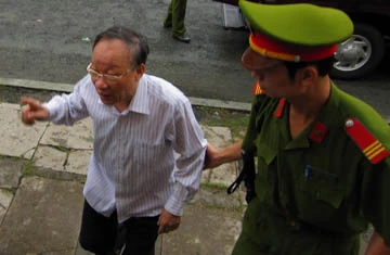 Xử vụ Huỳnh Ngọc Sĩ nhận hối lộ 262.000 USD: Bị cáo tiếp tục phản cung ảnh 1