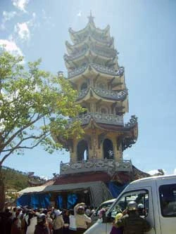 Hình tháp chuông do phóng viên chụp không thấy đỉnh tháp phát sáng.