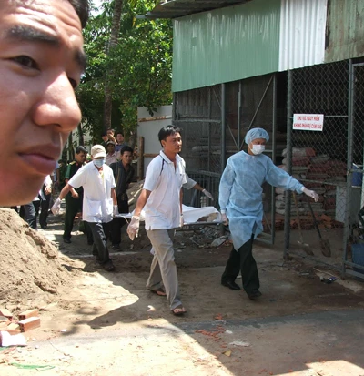 Hình ảnh cứu hộ trục vớt tàu Dìn Ký chìm trên sông Sài Gòn ngày 21-5-2011 ảnh 7