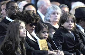 Mẹ Michael Jackson được trợ cấp 86.000 USD mỗi tháng ảnh 1