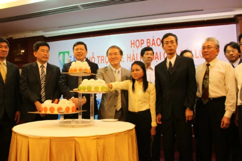 Cấy mỡ bụng lên mặt trẻ hoá "cô gái thành bà già ảnh 1