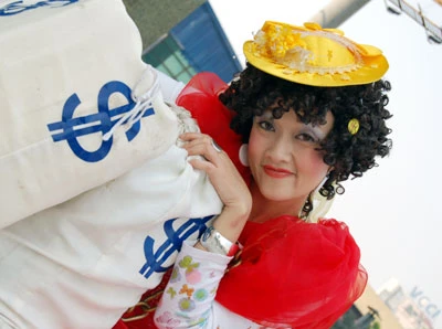 Vân Dung với cảnh diễn ’’lên mây’’ tiền bạc rủng rỉnh.