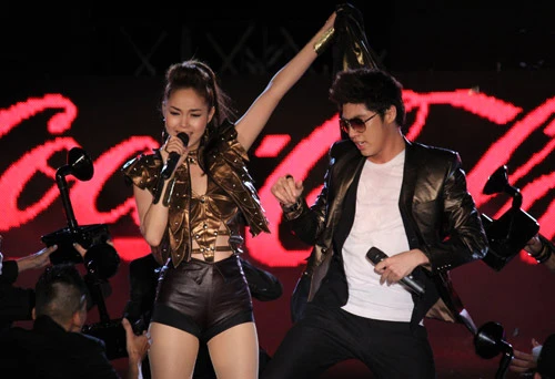 Trong sự kiện mới đây nhất vào hồi tháng 5, Minh Hằng xuất hiện với thiết kế jumpsuit lấp lánh. Thiết kế hiện đại, theo kịp xu hướng giúp cô ghi điểm về phong cách. Trong MV mới ra mắt, Minh Hằng gây ấn tượng với người hâm mộ bằng bộ cánh jumpsuit táo bạo, người đẹp chọn chất liệu co giãn, ôm sát thân thể làm nổi bật đường cong hút ánh nhìn. Phong cách hiện đại và cá tính của jumpsuit có sức hút mạnh đối với nữ diễn viên Ngôi nhà hạnh phúc, kiểu dáng jumpsuit hiện đại được biến tấu sang trọng, lộng lẫy, giúp nữ ca sĩ tự tin trên sân khấu âm nhạc. Tông màu vàng được đính hạt lấp lánh, áo khoác lửng đính hạt khoác ngoài thể hiện phong cách gợi cảm và bắt mắt mà Minh Hằng theo đuổi. Mạnh mẽ và cá tính hơn với jumpsuit chất liệu da ôm sát gợi đường cong nóng bỏng. Chất liệu da giúp nữ ca sĩ gợi cảm hơn bao giờ hết. Không dừng lại với cách đính hạt thông thường, bộ cánh đồng hành cùng cô trên sân khấu vào đầu năm 2013 là sự kết hợp tinh tế giữa hai tông màu đen trắng- thuộc xu hướng hiện nay, chất liệu voan được kết hợp khéo léo tạo điểm nhấn nhá sang trọng. Họa tiết hoa 3D được đính cầu kì ở phần thân áo giúp cô nổi bật và bắt kịp xu hướng. Năm ngoái, nữ ca sĩ cũng được khen ngợi là người đẹp mặc jumpsuit cá tính nhất. Trang phục trên sàn diễn tạo đẳng cấp thời trang cho Minh Hằng. Đôi khi lại đơn giản hóa với đường nét tối giản, không họa tiết, đường cắt tại hông áo mạnh mẽ và cá tính. Tông màu trắng sang trọng và đường nét trang phục quyến rũ. Nữ ca sĩ khéo léo kết hợp cùng boot cao đầy cá tính và hiện đại. Nóng bỏng với gam màu đỏ, đường nét và cách đính hạt hợp thời trang giúp Minh Hằng ghi dấu ấn với công chúng. Hiện đại và táo bạo với những đường cắt mạnh dạn. Trang phục có chất liệu da chứng tỏ sự sành mốt và gu thẩm mỹ cao của nữ diễn viên Ngôi nhà hạnh phúc. Ấn tượng hơn với cánh đính hạt giúp người mặc nổi bật và phát huy sở trường gợi cảm.