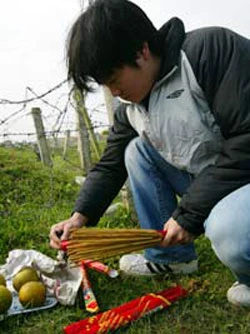 Nén nhang cho người đã khuất. Ảnh: QUANG MINH