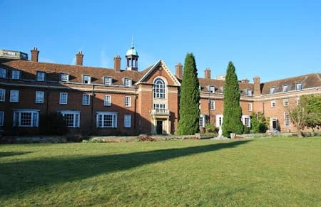 Trường đại học danh tiếng bị kiện vì chọn... sinh viên giàu ảnh 1