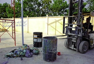 Cam kết ngăn ngừa ô nhiễm được sơn tại vách tường kho chứa chất thải nguy hại. Ảnh: Phan Quang Cam kết ngăn ngừa ô nhiễm được sơn tại vách tường kho chứa chất thải nguy hại. Ảnh: Phan Quang