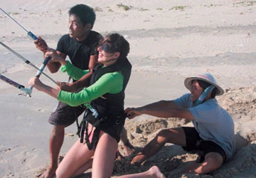 Thầy ta dạy tây lướt ván diều ảnh 1 Thầy ta dạy tây lướt ván diều ảnh 1