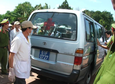 Hình ảnh cứu hộ trục vớt tàu Dìn Ký chìm trên sông Sài Gòn ngày 21-5-2011 ảnh 12