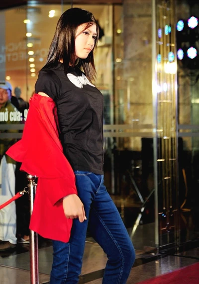 Hoa hậu biển Nguyễn Thị Loan trình diễn thời trang ảnh 4