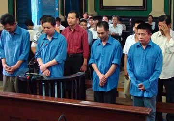 Cán bộ hải quan bảo kê cho ‘trùm’ buôn lậu gỗ quý ảnh 1