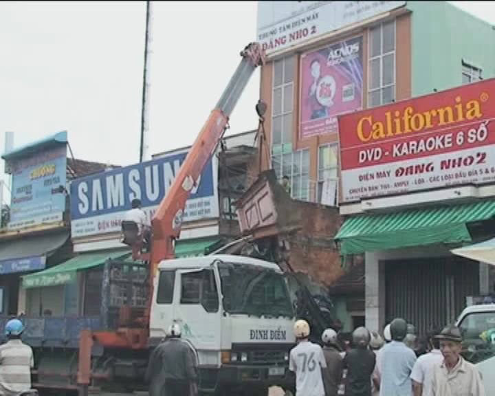 Ô tô húc sập quán ăn, 4 người bị thương ảnh 1