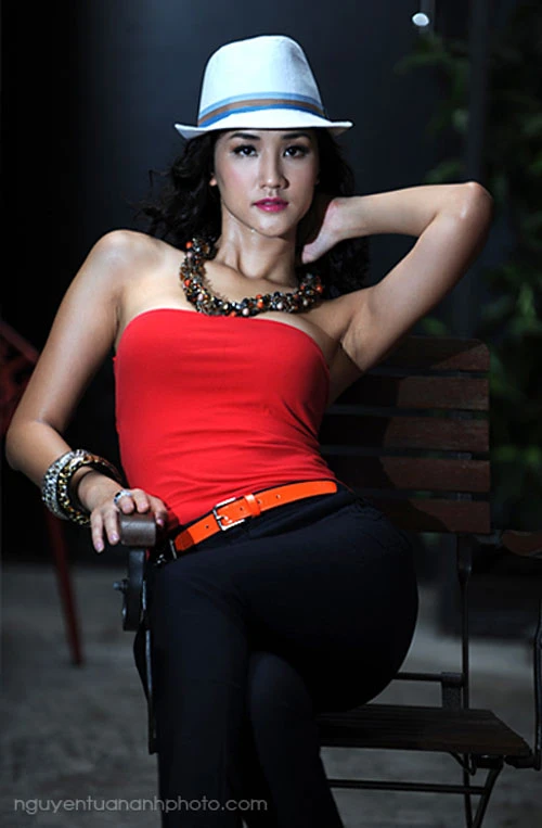 Maya cá tính với áo thun quần jean ảnh 2