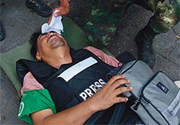 Nhà báo trong vòng vây biểu tình ảnh 1