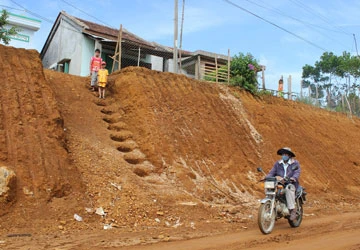 Làm đường, đẩy nhà dân lên cao ảnh 1