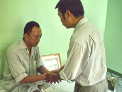 Đại diện Báo Pháp Luật TP.HCM thăm hỏi và tặng quà cho anh Tiến. Ảnh: TIẾN HIỂU