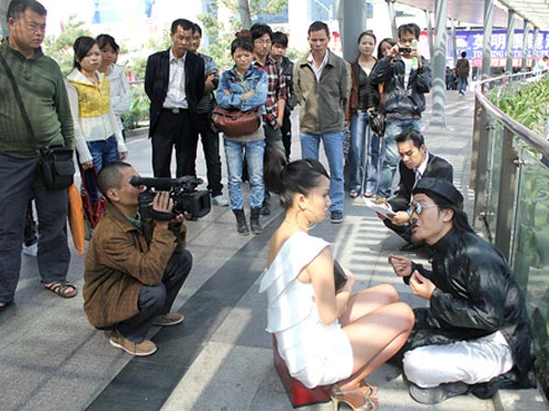 Khánh Thi bị bắt khi quay clip ở Trung Quốc ảnh 2