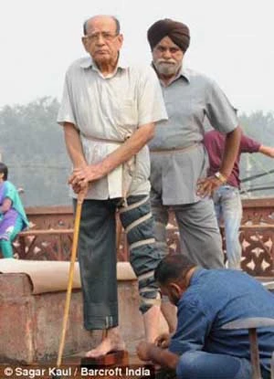 Xếp hàng dài để được rạch chân, tay ảnh 2 Xếp hàng dài để được rạch chân, tay ảnh 2