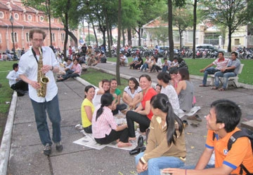 Gã Tây thổi kèn giữa phố Sài Gòn ảnh 1