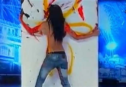 Sốc với màn thí sinh vẽ tranh bằng ngực ảnh 1 Sốc với màn thí sinh vẽ tranh bằng ngực ảnh 1