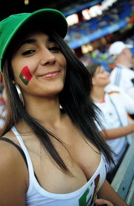 Những khe ngực đẹp hút hồn ở Euro ảnh 5