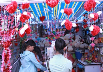 Thị trường 8-3: Chuộng quà giá rẻ ảnh 1