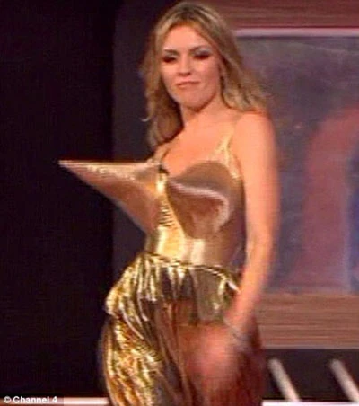 Bồ cầu thủ Peter Crouch sốc với áo ngực kỳ dị ảnh 2 Bồ cầu thủ Peter Crouch sốc với áo ngực kỳ dị ảnh 2