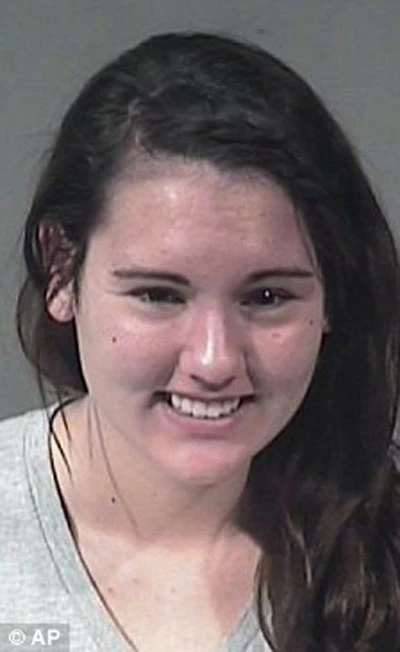 Hai mẹ con cùng "quan hệ" với một cậu bé ảnh 2