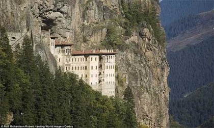 Chiêm ngưỡng những tu viện "lơ lửng giữa trời" ảnh 4