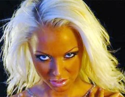 Không được làm cảnh sát vì quá sexy ảnh 1