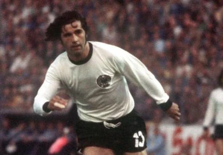 Messi chạm mốc 100 “bàn thắng” trong năm 2012 ảnh 2