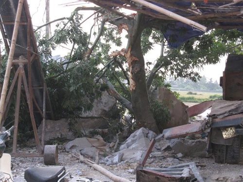 Đá rơi từ đỉnh núi đè chết 2 người đang chơi bài ảnh 1